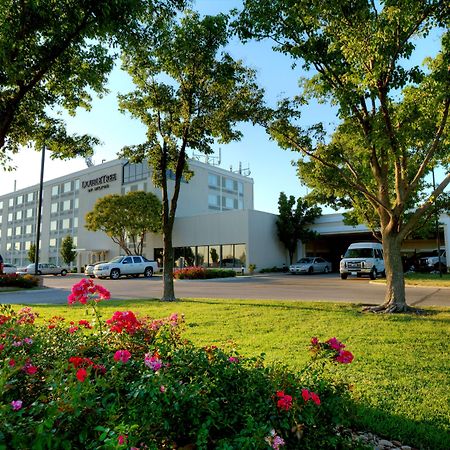 Hotel Doubletree By Hilton Wichita Airport Exterior foto
