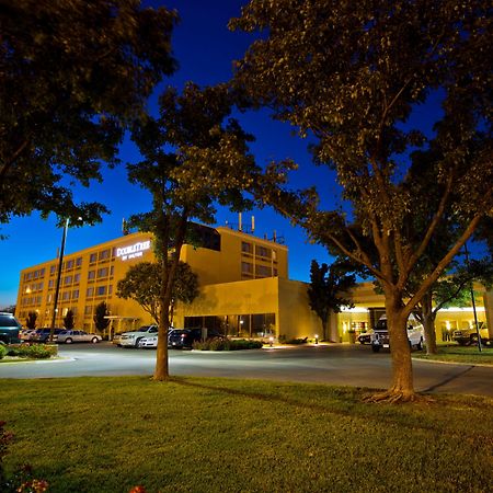 Hotel Doubletree By Hilton Wichita Airport Exterior foto