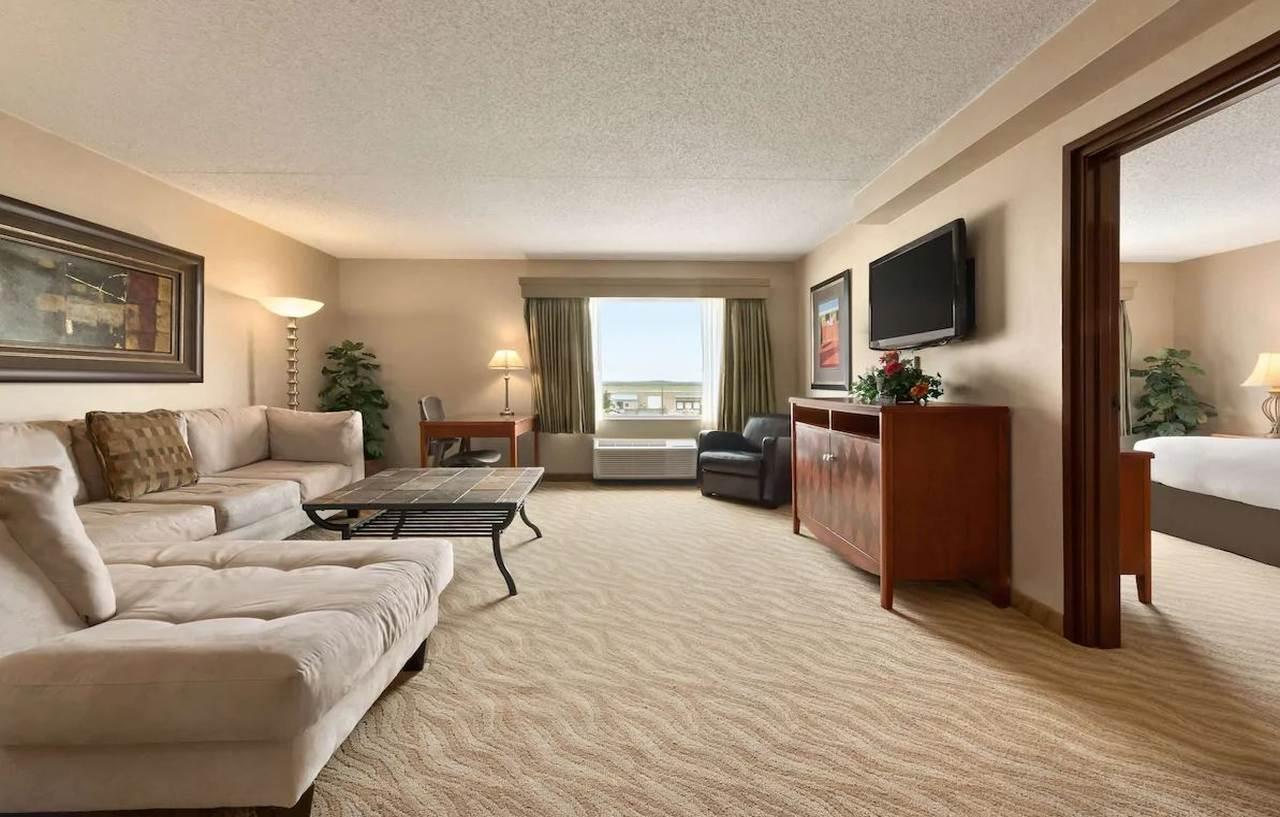 Hotel Doubletree By Hilton Wichita Airport Exterior foto