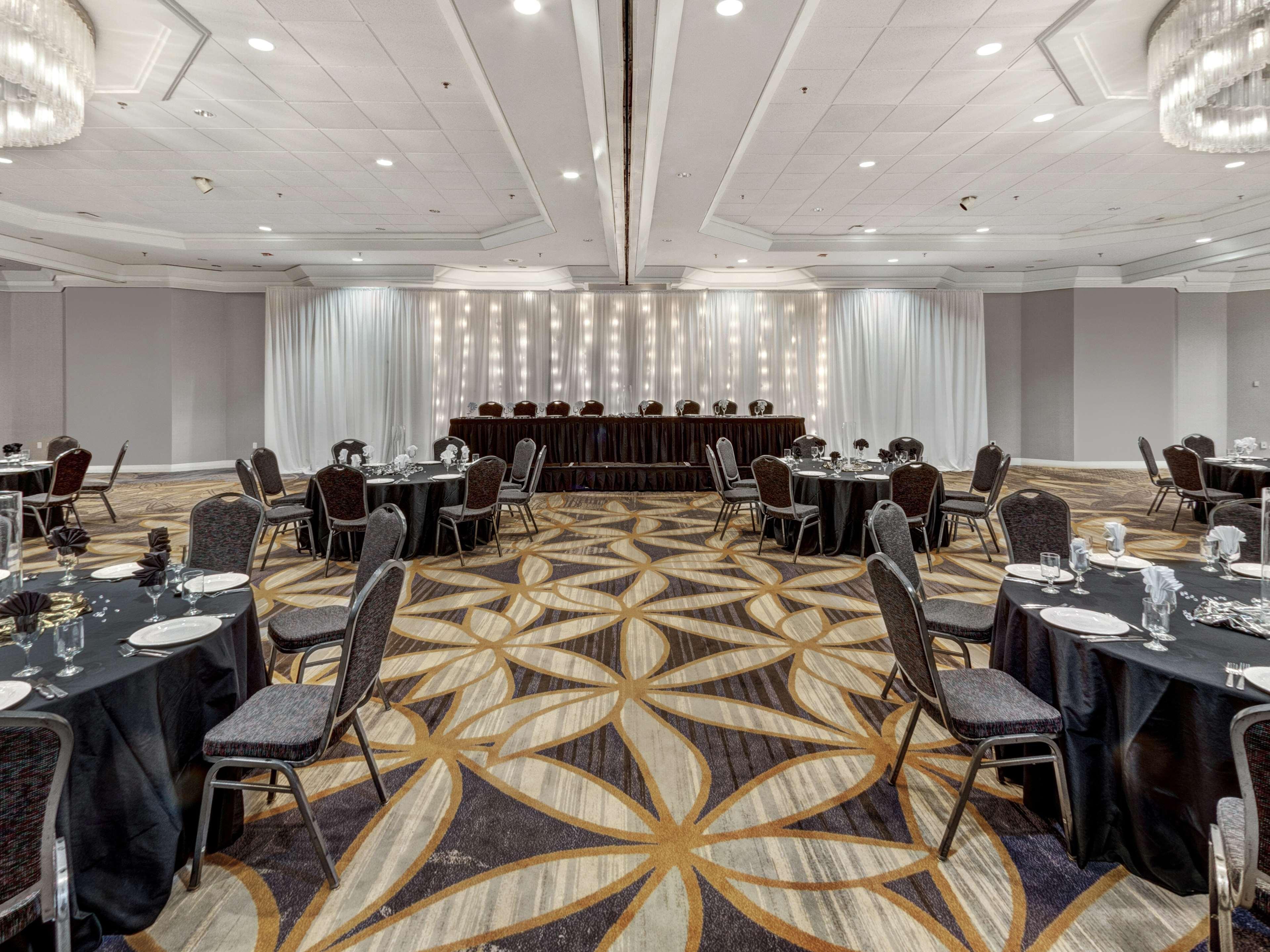 Hotel Doubletree By Hilton Wichita Airport Exterior foto