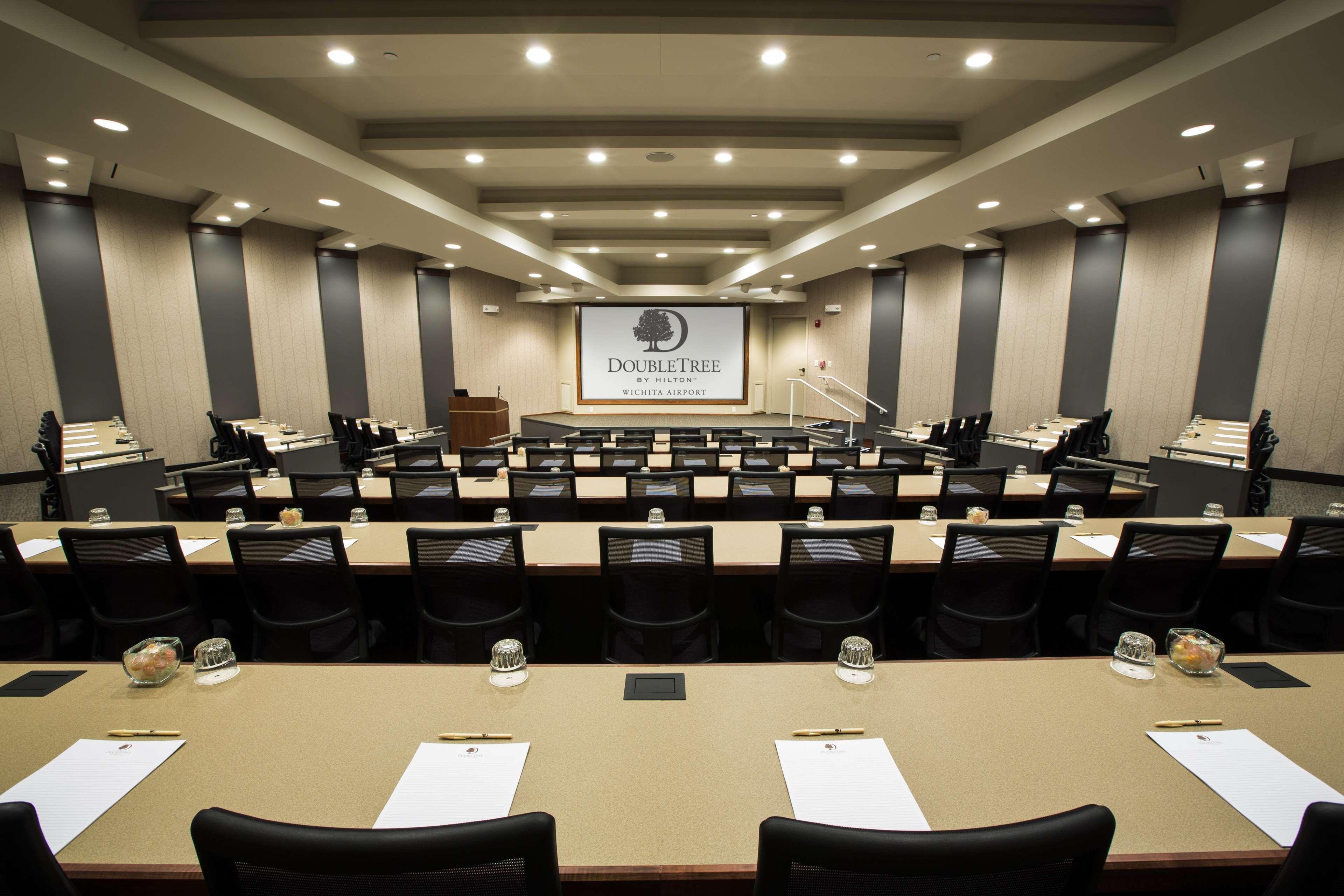 Hotel Doubletree By Hilton Wichita Airport Business foto