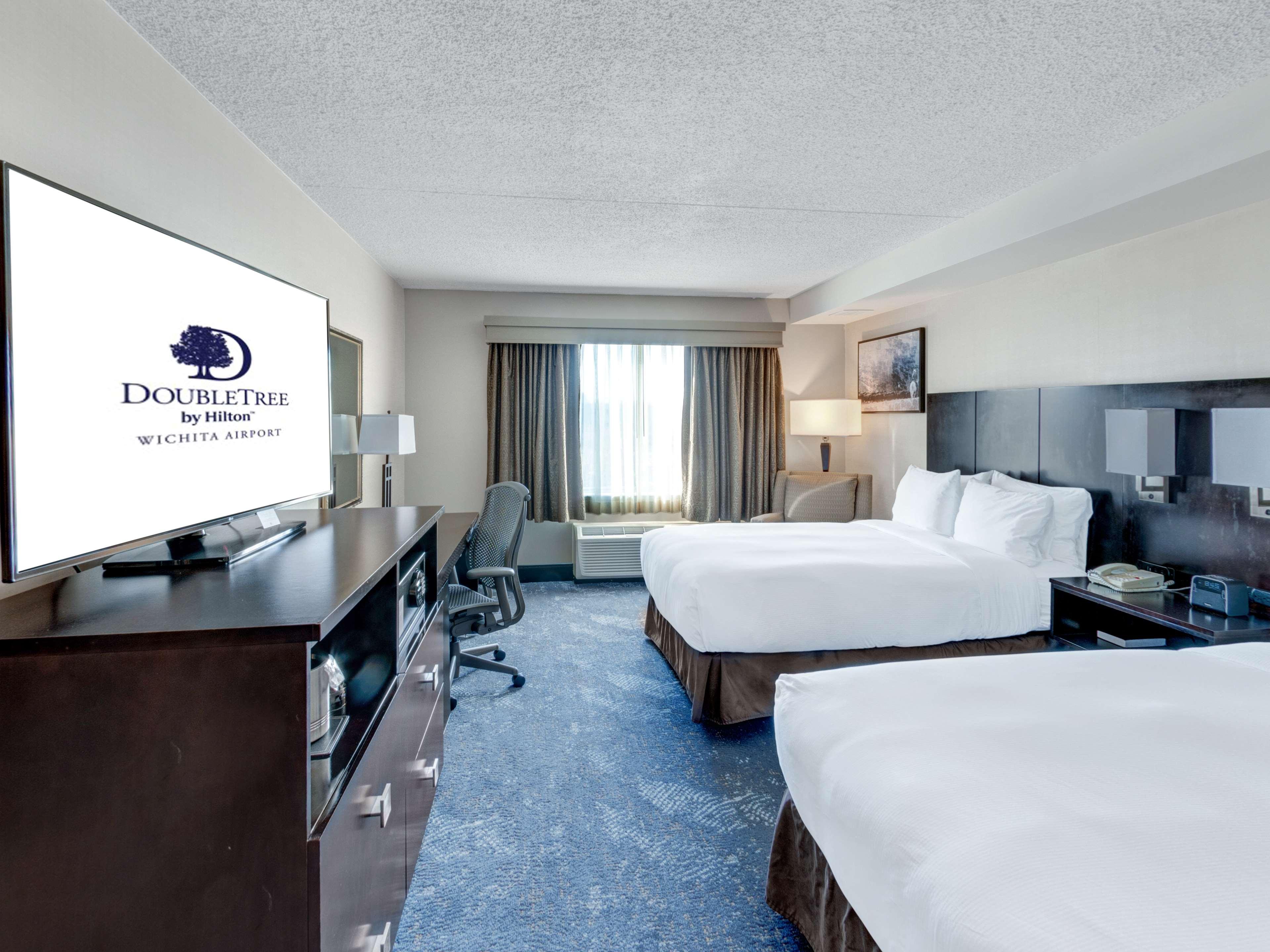 Hotel Doubletree By Hilton Wichita Airport Exterior foto