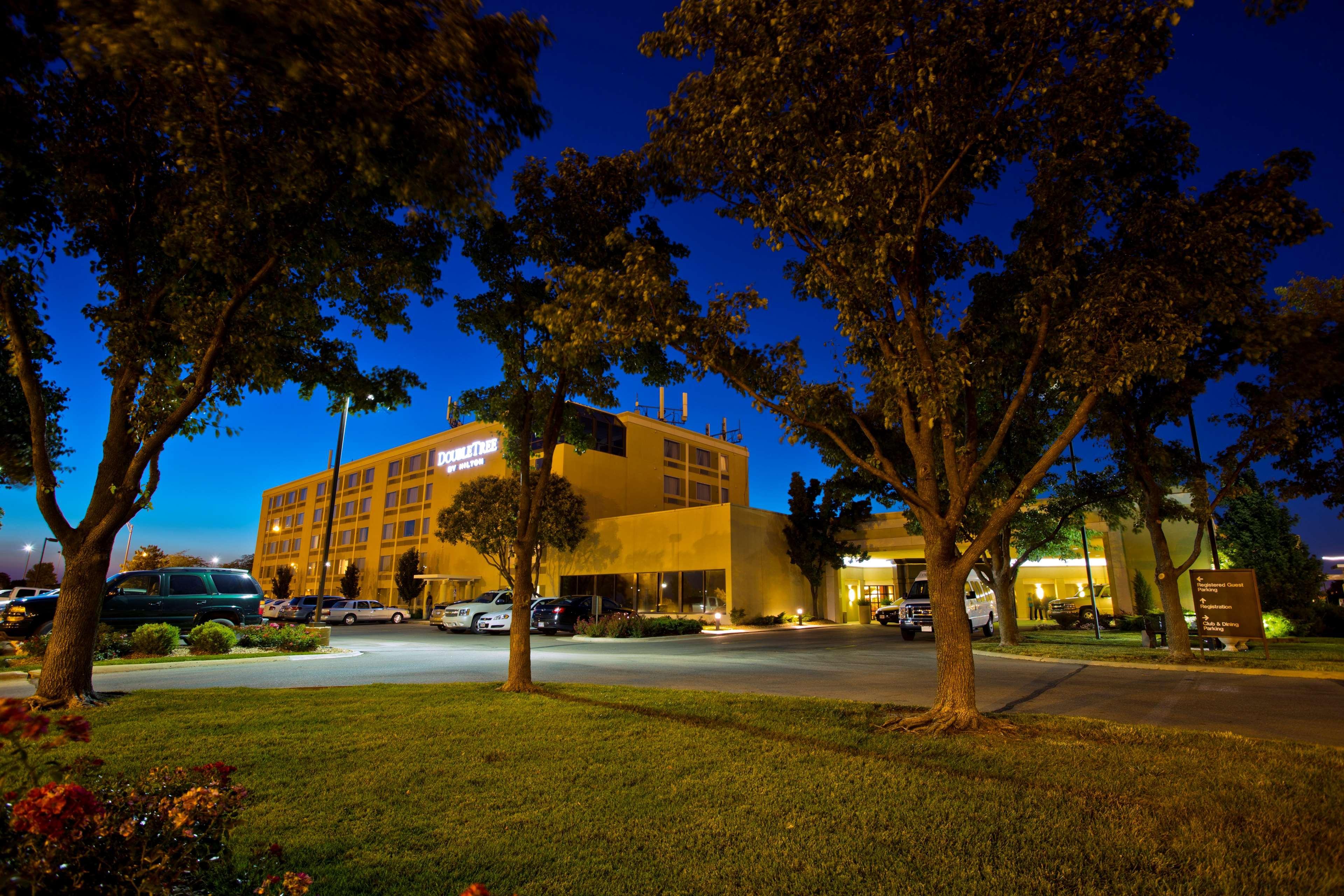 Hotel Doubletree By Hilton Wichita Airport Exterior foto