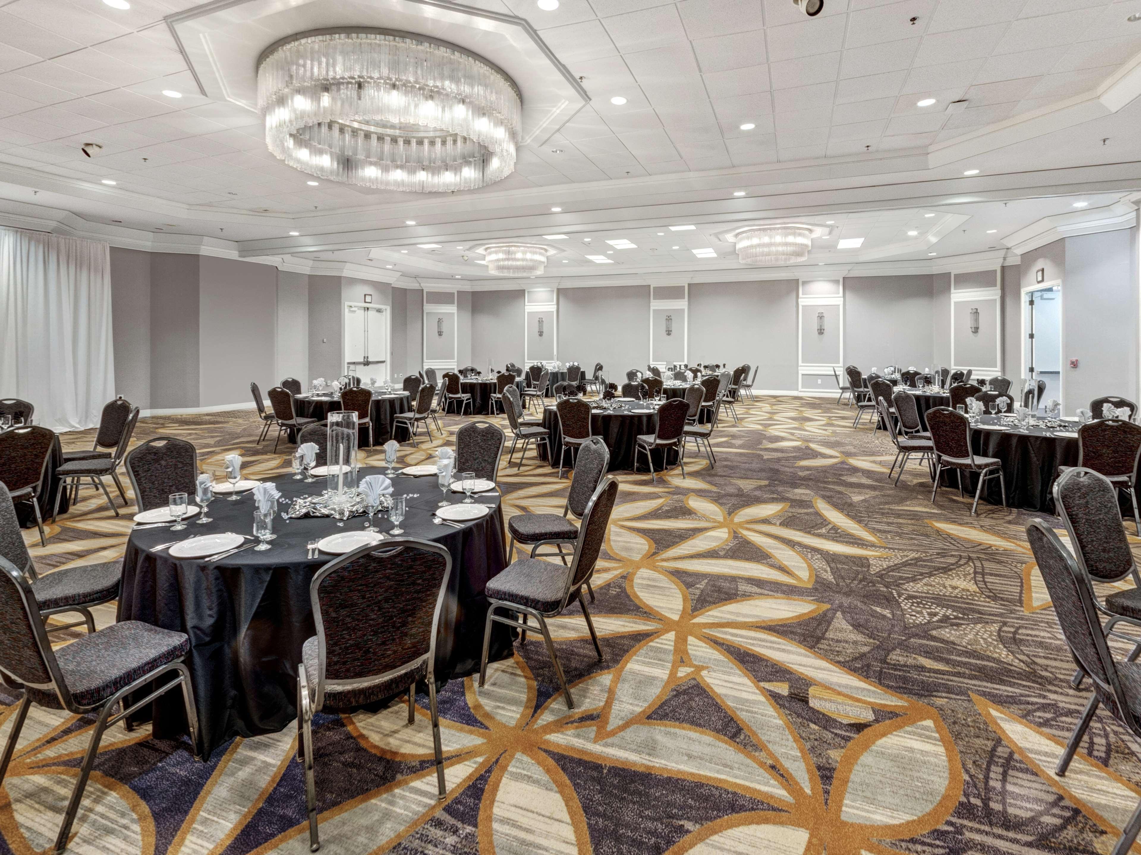 Hotel Doubletree By Hilton Wichita Airport Exterior foto