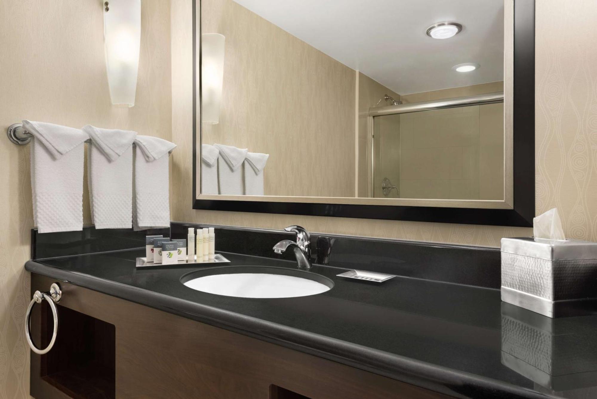 Hotel Doubletree By Hilton Wichita Airport Exterior foto