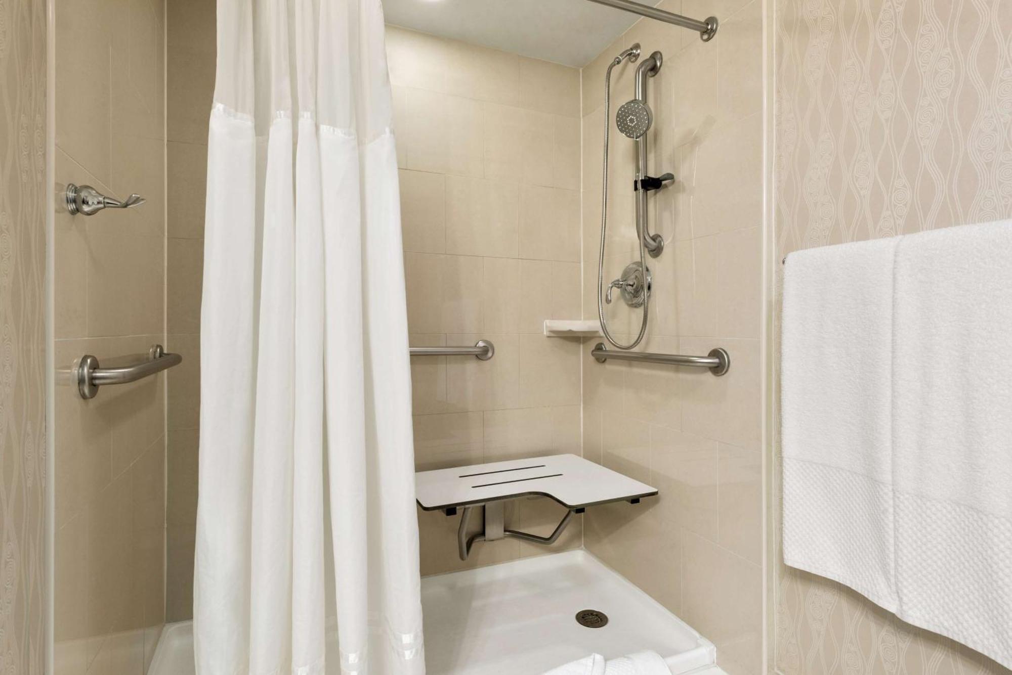 Hotel Doubletree By Hilton Wichita Airport Exterior foto