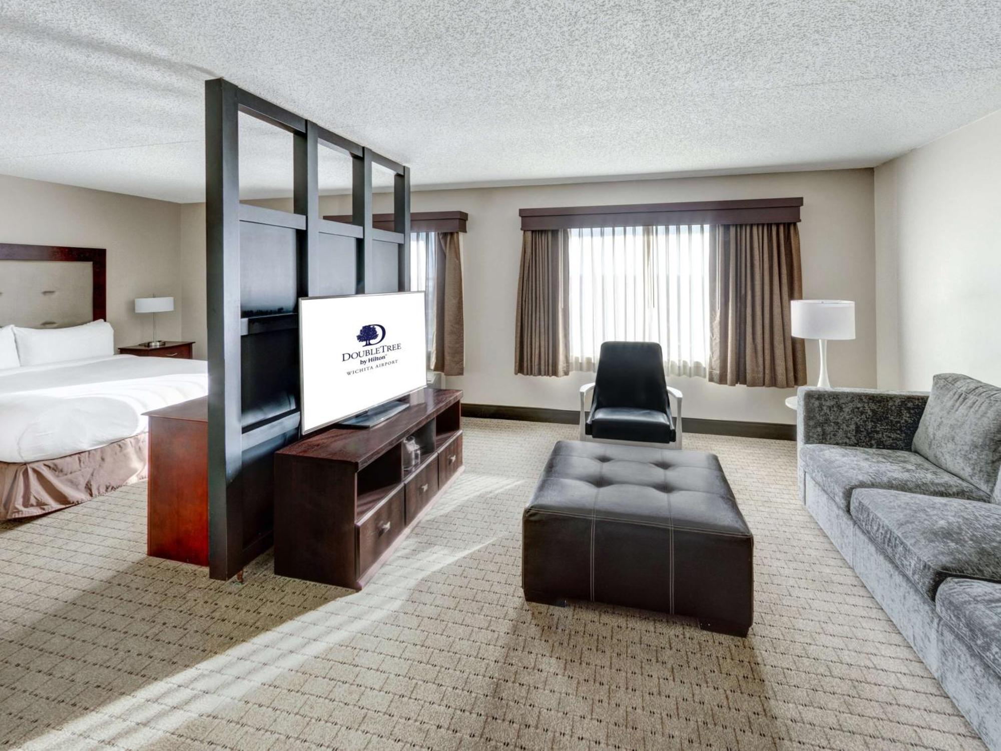 Hotel Doubletree By Hilton Wichita Airport Exterior foto