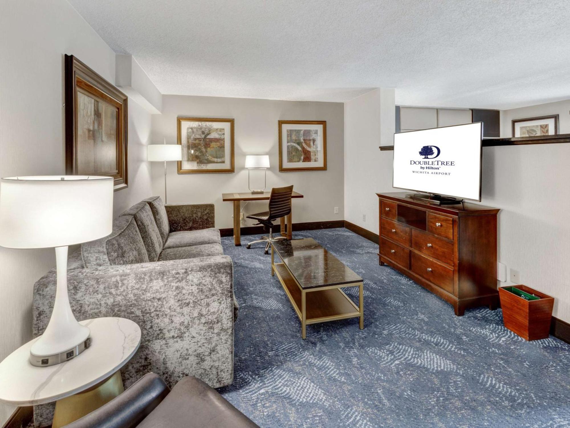 Hotel Doubletree By Hilton Wichita Airport Exterior foto