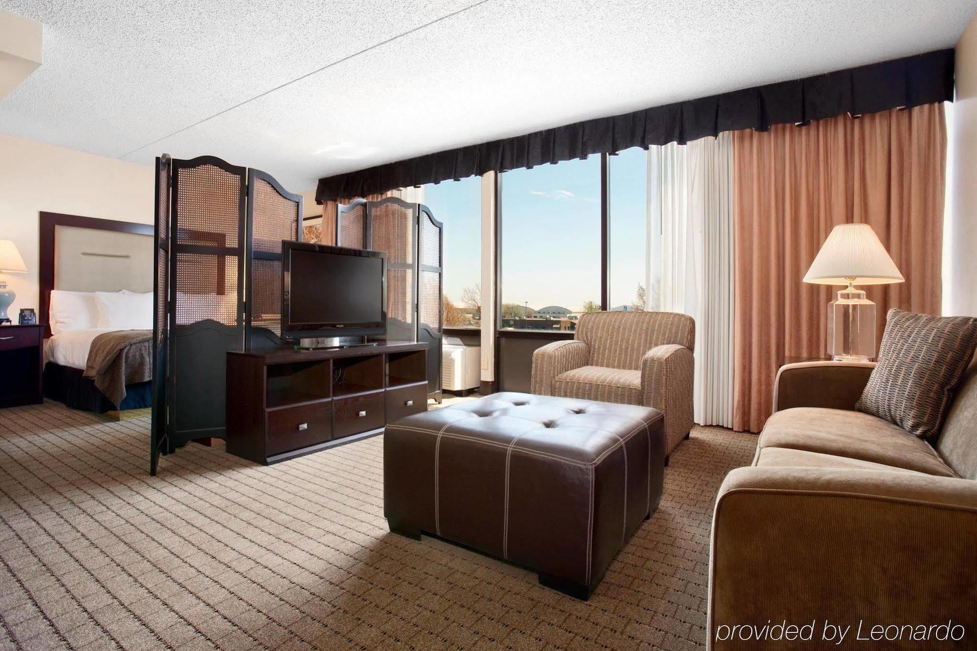Hotel Doubletree By Hilton Wichita Airport Zimmer foto