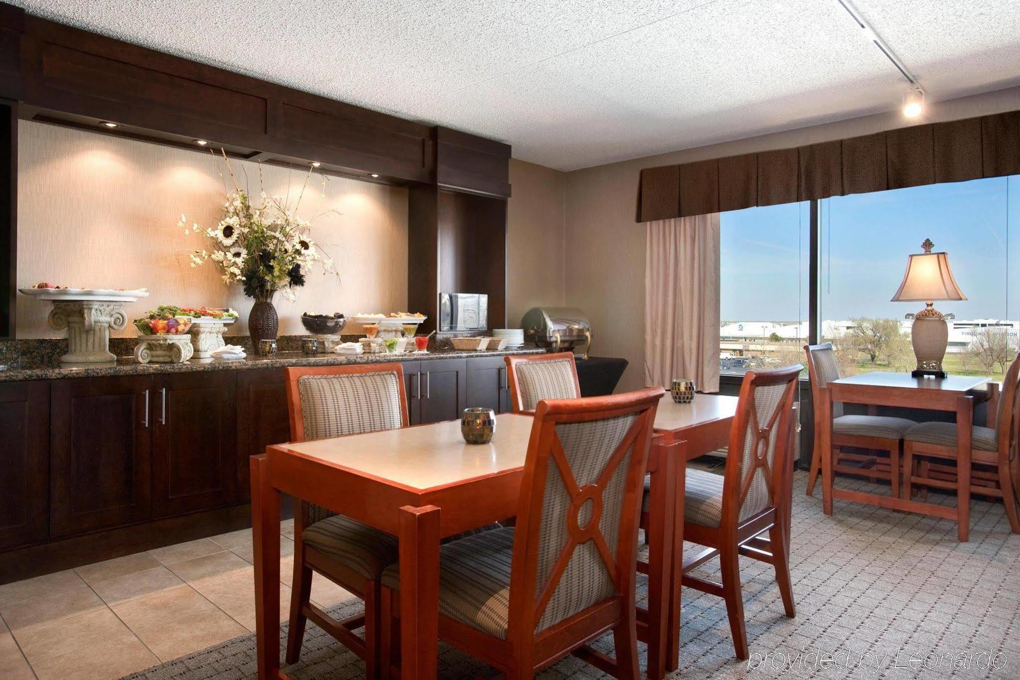 Hotel Doubletree By Hilton Wichita Airport Restaurant foto