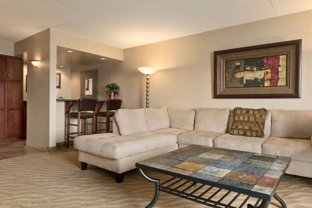 Hotel Doubletree By Hilton Wichita Airport Exterior foto
